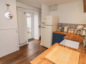 Dishwasher, cookware/dishes/utensils - 8 Millmoor Farm Cottage (Haverfordwest)