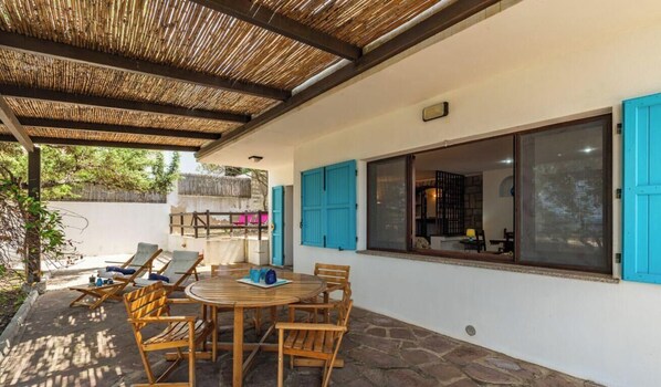 Outdoor dining - Casa Sottotorre Beachfront (Calasetta)