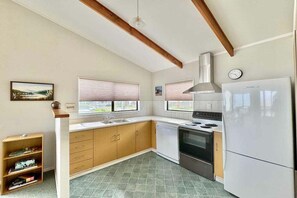 Fridge, microwave, oven, stovetop - Beached As - Whangamata (Whangamatā)