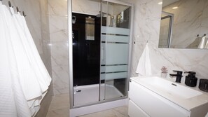 Bathroom - Lovely 4-bedroom apartment in quaint Antwerpen perfect for groups (Antwerpen)