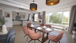 Dining - Lovely 4-bedroom apartment in quaint Antwerpen perfect for groups (Antwerpen)