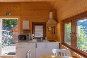 Chalet, pemandangan kebun | Dapur pribadi | Lemari es, kompor, mesin pencuci piring, dan mesin pembuat kopi/teh