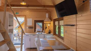 Chalet | Private kitchenette | Fridge, stovetop, dishwasher, coffee/tea maker
