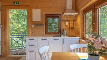 Chalet | Dapur kecil pribadi | Lemari es, kompor, mesin pencuci piring, dan mesin pembuat kopi/teh