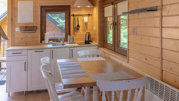 Chalet | Private kitchenette | Fridge, stovetop, dishwasher, coffee/tea maker