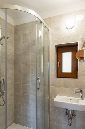 Chalet, Garden View | Bathroom | Shower, rainfall showerhead, towels, soap - Domki Całoroczne Jaga (Muszyna)