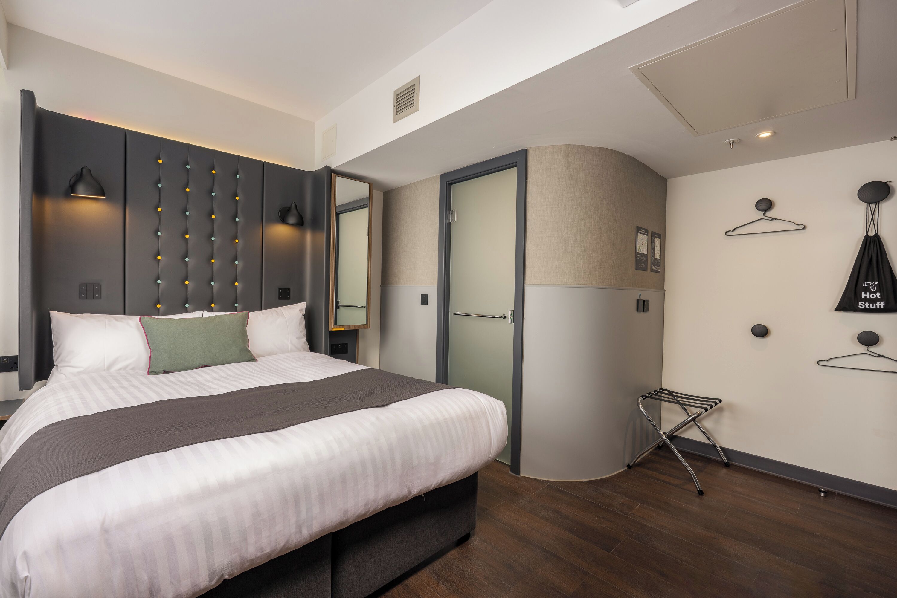 Cosy Double with Window | Pillowtop beds, desk, laptop workspace, bed sheets