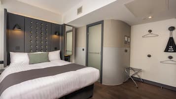 Cosy Double with Window | Pillowtop beds, desk, laptop workspace, bed sheets