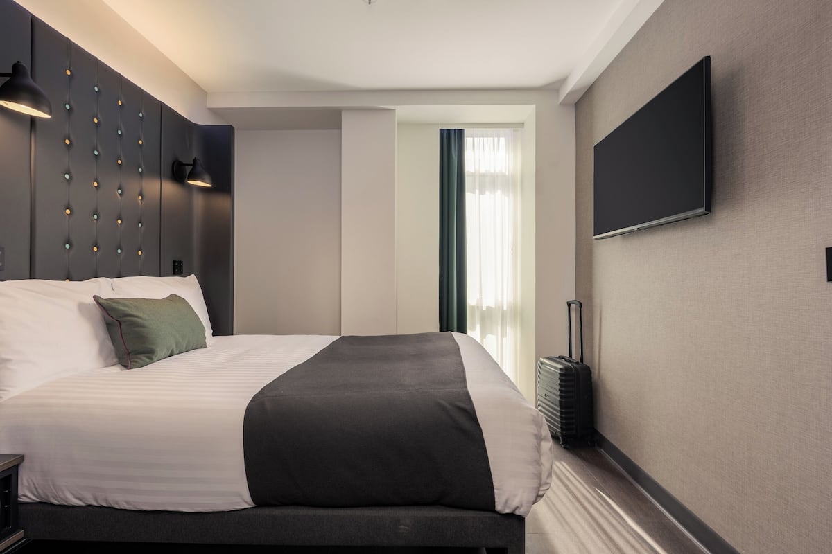 Cosy Double with Window | Pillow-top beds, desk, laptop workspace, bed sheets