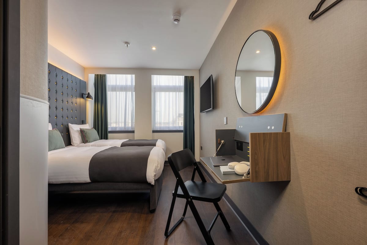 Cosy Twin | Pillow-top beds, desk, laptop workspace, bed sheets