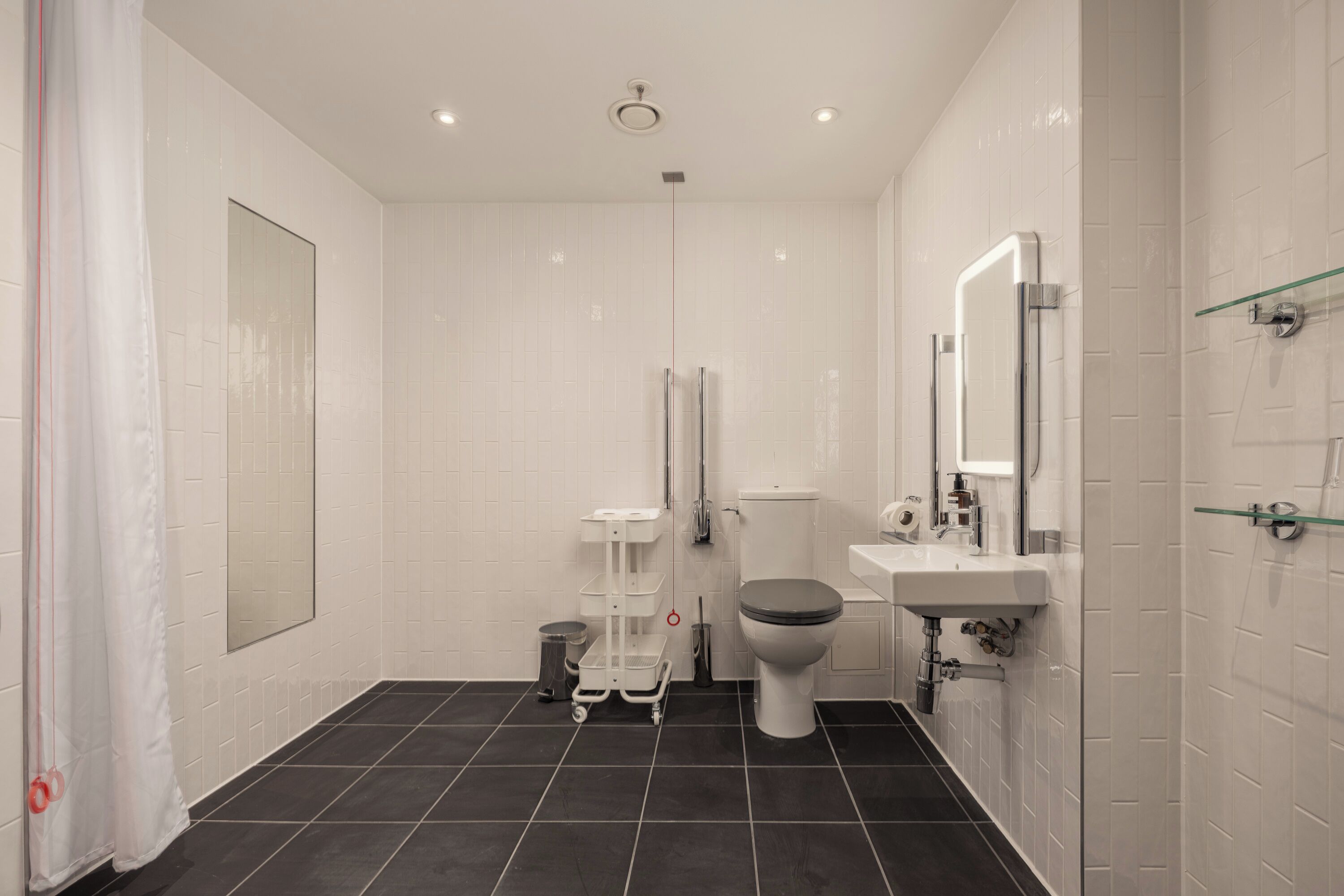 Accessible Double with Window | Badezimmer | Dusche, kostenlose Toilettenartikel, Handtücher, Seife
