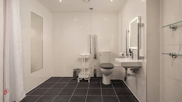 Accessible Double with Window | Badezimmer | Dusche, kostenlose Toilettenartikel, Handtücher, Seife