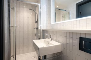 Duş, ücretsiz banyo/kozmetik ürünleri, havlu, sabun