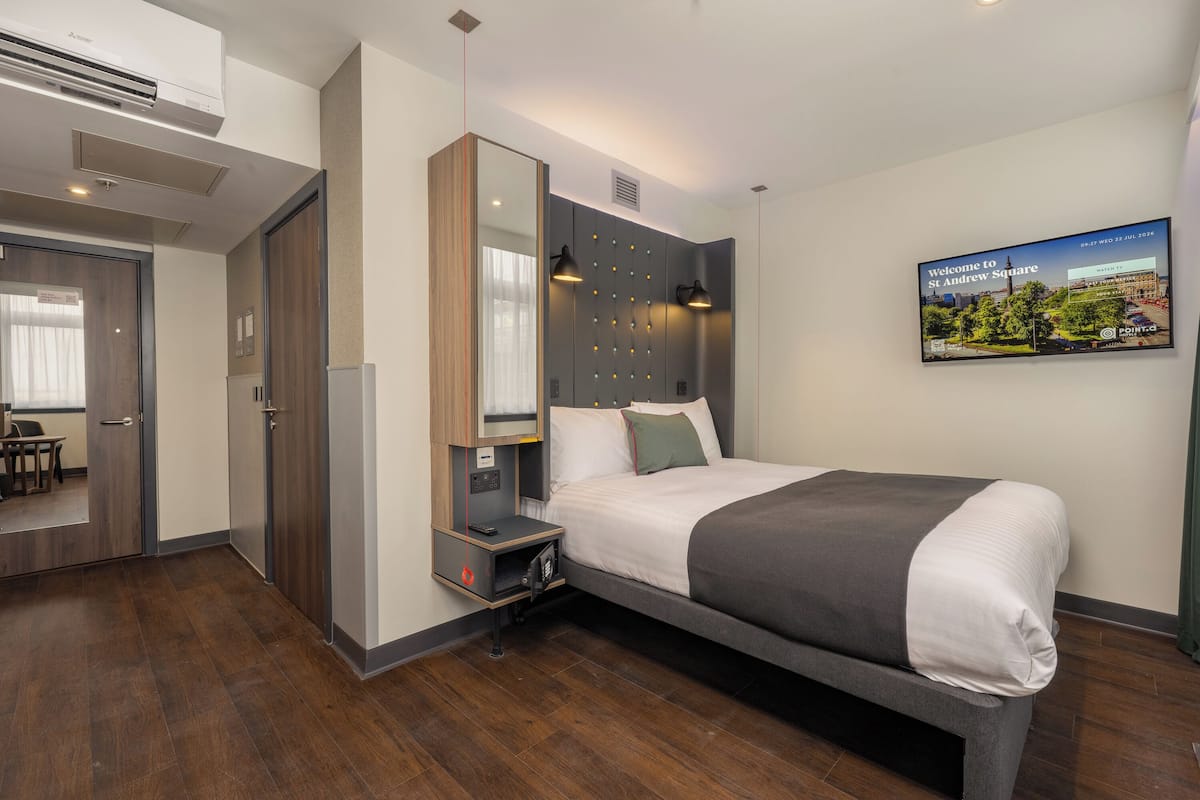 Accessible Double with Window | Pillow-top beds, desk, laptop workspace, bed sheets