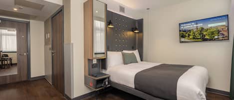 Accessible Double with Window | Yastık yüzeyli yatak, masa, dizüstü bilgisayar çalışma alanı