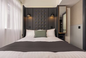 Cosy Double with Window | Yastık yüzeyli yatak, masa, dizüstü bilgisayar çalışma alanı