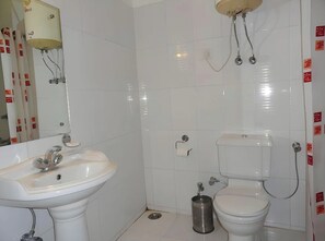 Habitación doble | Baño | Regadera, pantuflas, jabón, shampoo 