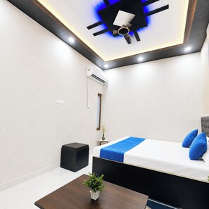 Hypo-allergenic bedding, desk, soundproofing, free WiFi - Hotel A Star In Varanasi (Varanasi)