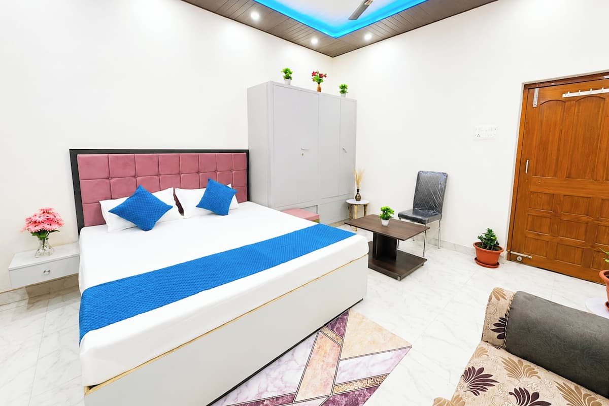 Hypo-allergenic bedding, desk, soundproofing, free WiFi
