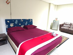 标准双人房 | 办公桌、免费 WiFi、床单