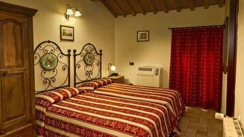 Un dormitorio con cama, armario de madera, luminarias empotradas en la pared y un radiador.