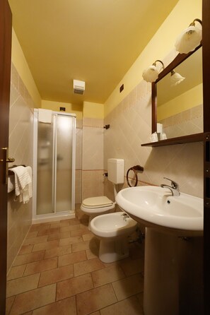 Deluxe Single Room, Courtyard View | Bathroom - Hotel Antico Casale (Vigarano Mainarda)
