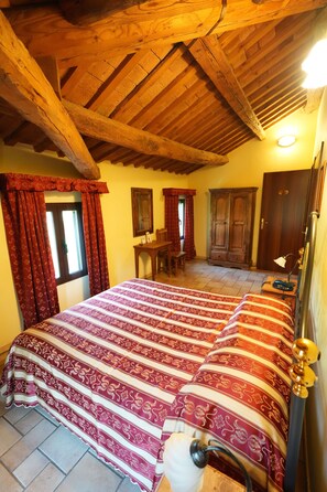 Minibar, bed sheets - Hotel Antico Casale (Vigarano Mainarda)