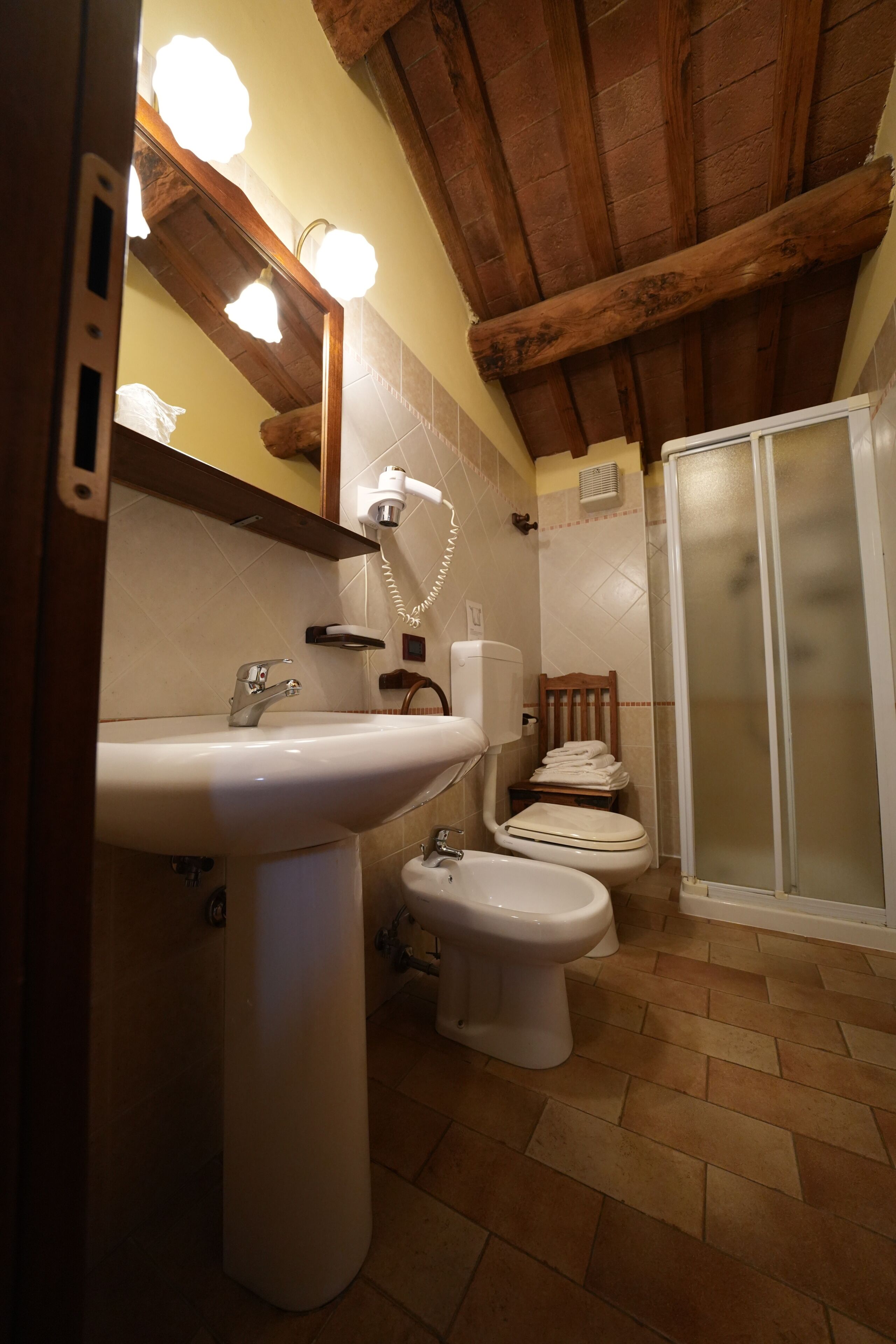 Un baño con lavabo, inodoro y ducha.