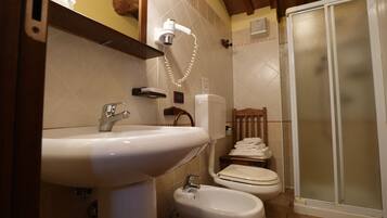 Un baño con lavabo, inodoro y ducha.