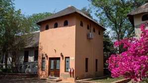 Ein Gebäude mit Flachdach, mehreren Fenstern und einem kleinen Eingang.