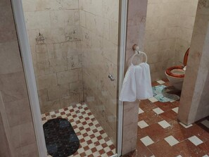 Zimmer, Mehrere Schlafzimmer, barrierefrei | Badezimmer