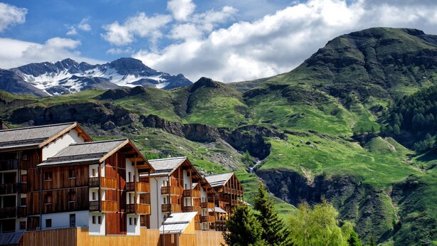 A mountain lodge with wooden architecture, multiple balconies, and a view of snow-capped mountains. - 4-guest Studio With Mountain View (Orcieres)
