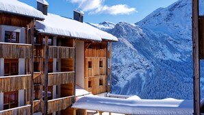 A wooden chalet with multiple balconies and a snow-covered mountain backdrop. - 4-guest Studio With Mountain View (Orcieres)