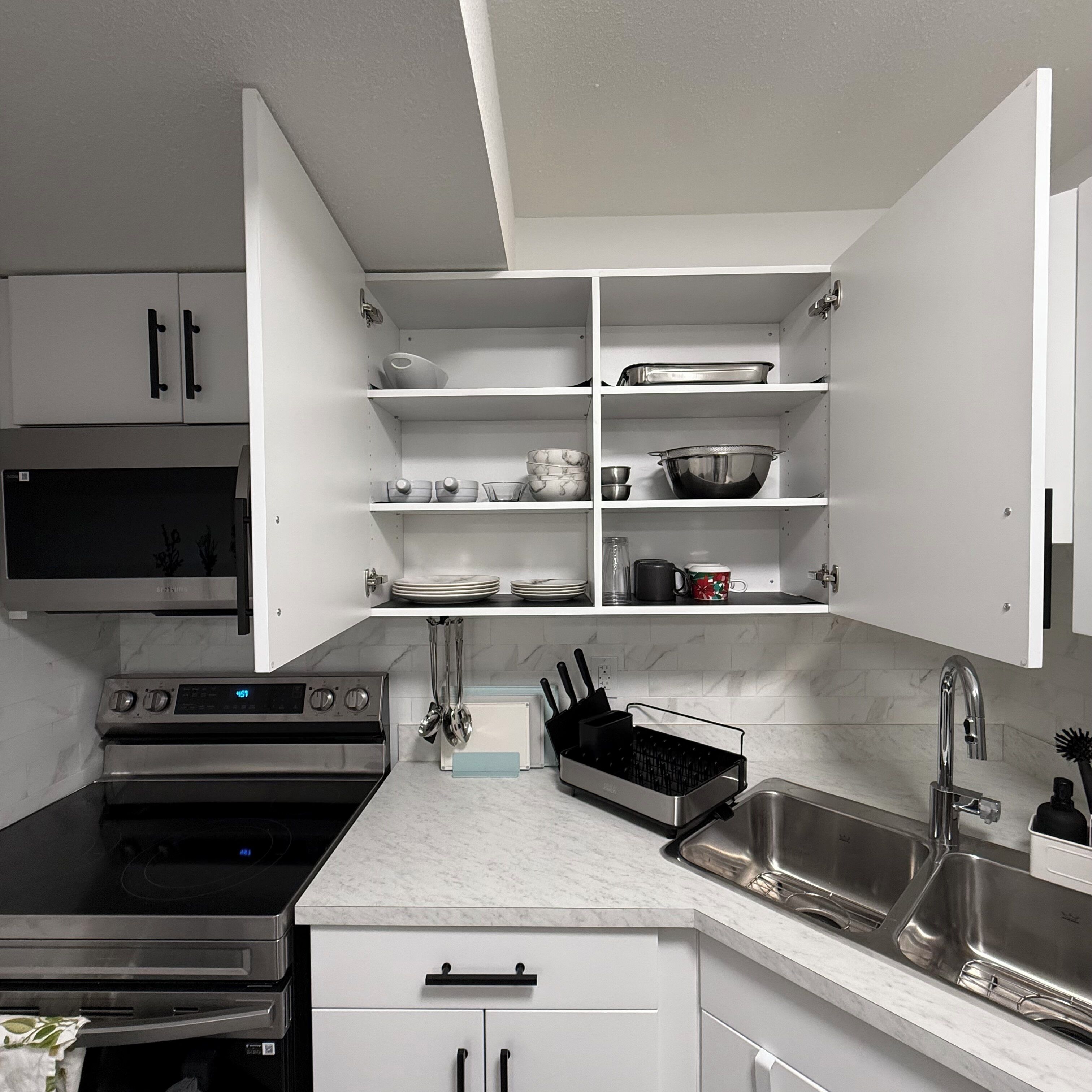 Frigorífico, microondas, horno y placa de cocina