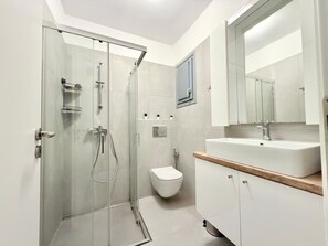 Sèche-cheveux, serviettes fournies, savon, papier toilette