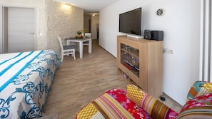 Iron/ironing board, WiFi, bed sheets