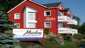 A red and white building with a sign for Maarsberg Resort.