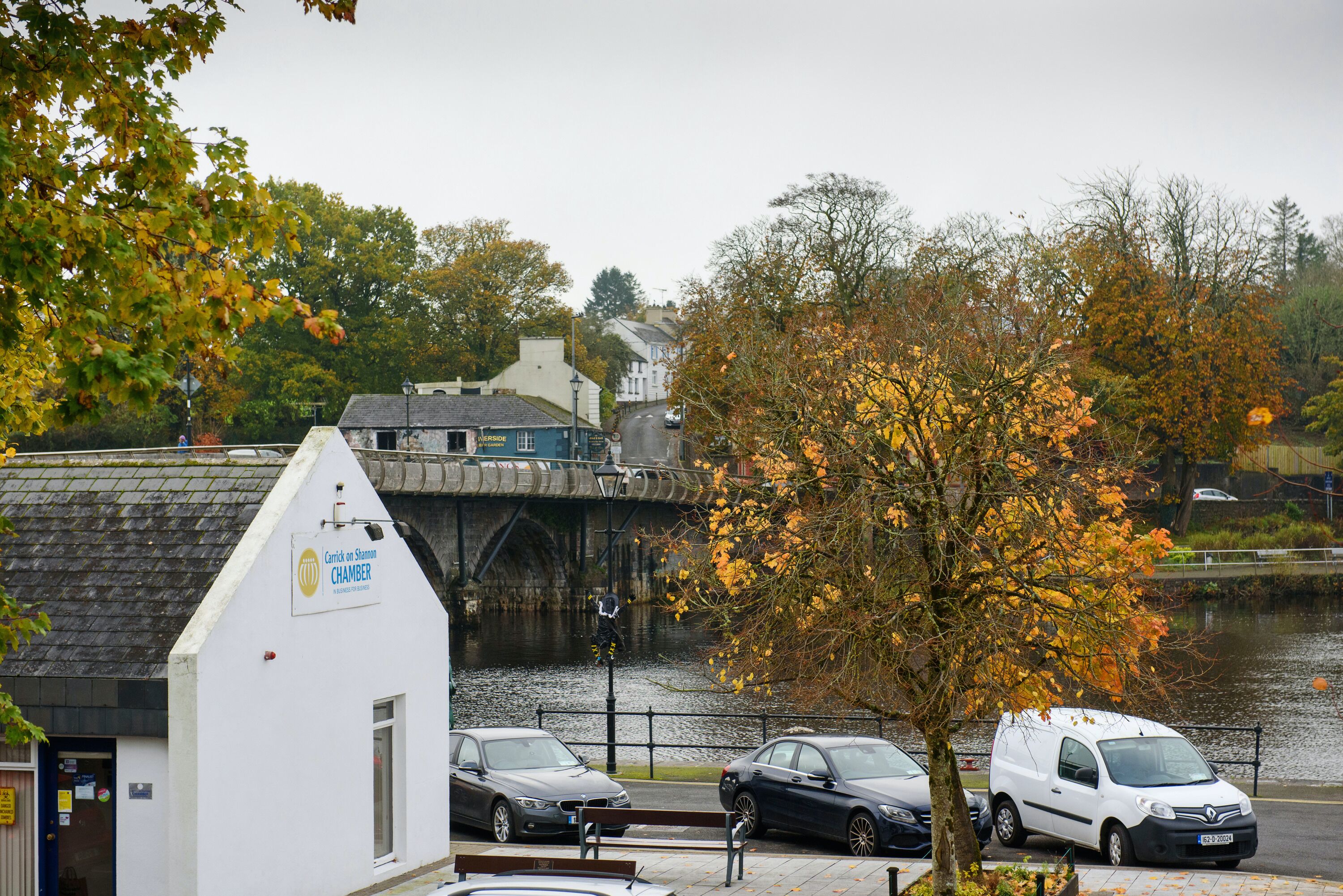 A building with a sign for 'Carrick on Shannon Chamber.'