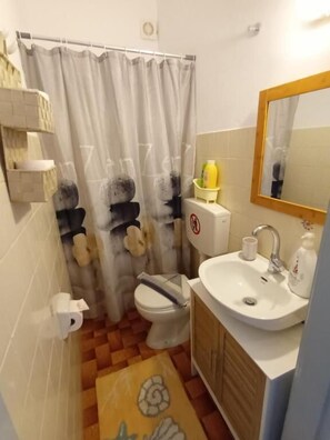 Classic Double Room, Balcony, Partial Sea View | Bathroom - Massouri Rooms  (Kalymnos)