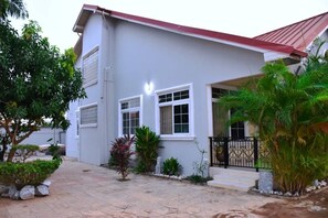 Exterior - 4-bedroom house in fantastic Accra with cool city vibes (Accra)