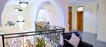 Beautiful airconditioned rooms,pool in  fantastic Accra with cool city vibes.