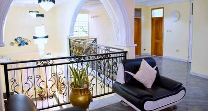 Beautiful airconditioned rooms,pool in fantastic Accra with cool city vibes.