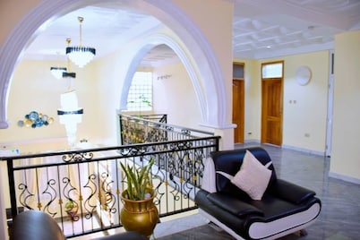 Beautiful airconditioned rooms,pool in fantastic Accra with cool city vibes.