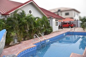 Pool - 4-bedroom house in fantastic Accra with cool city vibes (Accra)