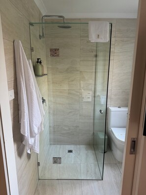 Shower, eco-friendly toiletries, hair dryer, towels - Grandview retreat | Riverside Farmstay escape (Noojee)