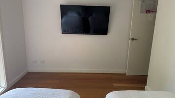 3 slaapkamers, een strijkplank/strijkijzer, gratis wifi, beddengoed