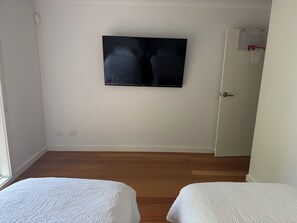3 bedrooms, iron/ironing board, free WiFi, bed sheets