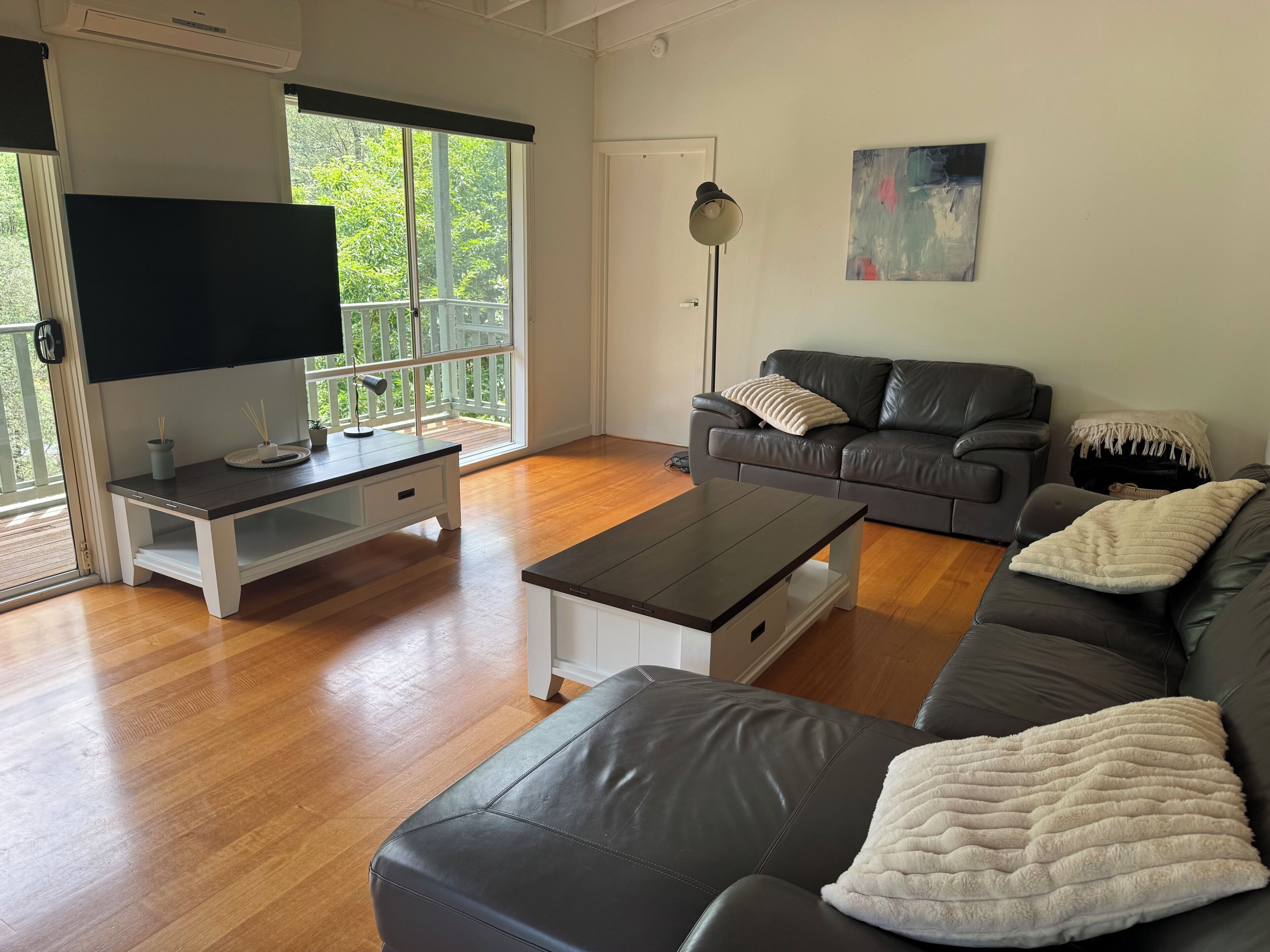 Een smart-tv en een open haard