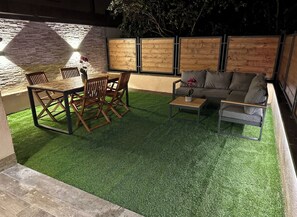 Outdoor dining - Vrbo Property (Marta)