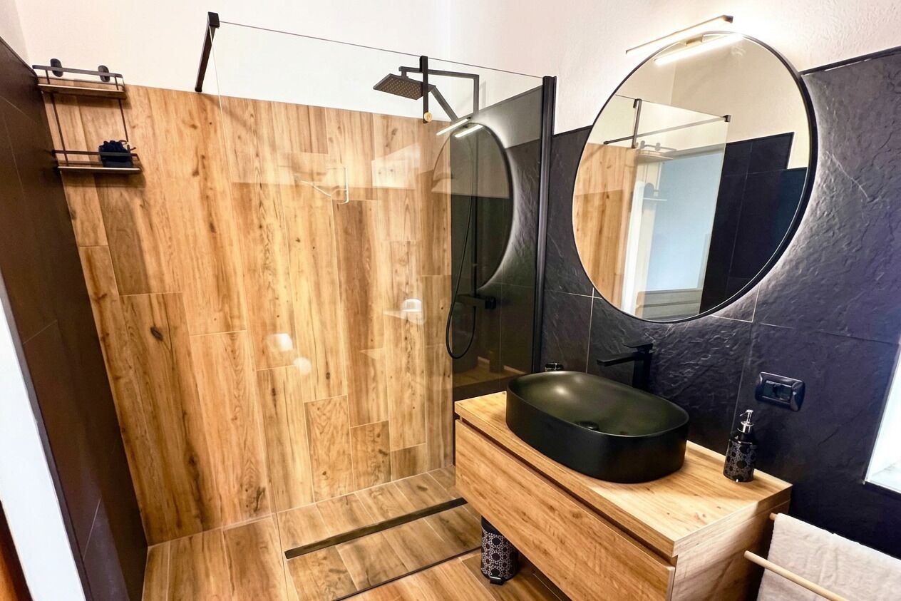 Shower, bidet, towels, soap
